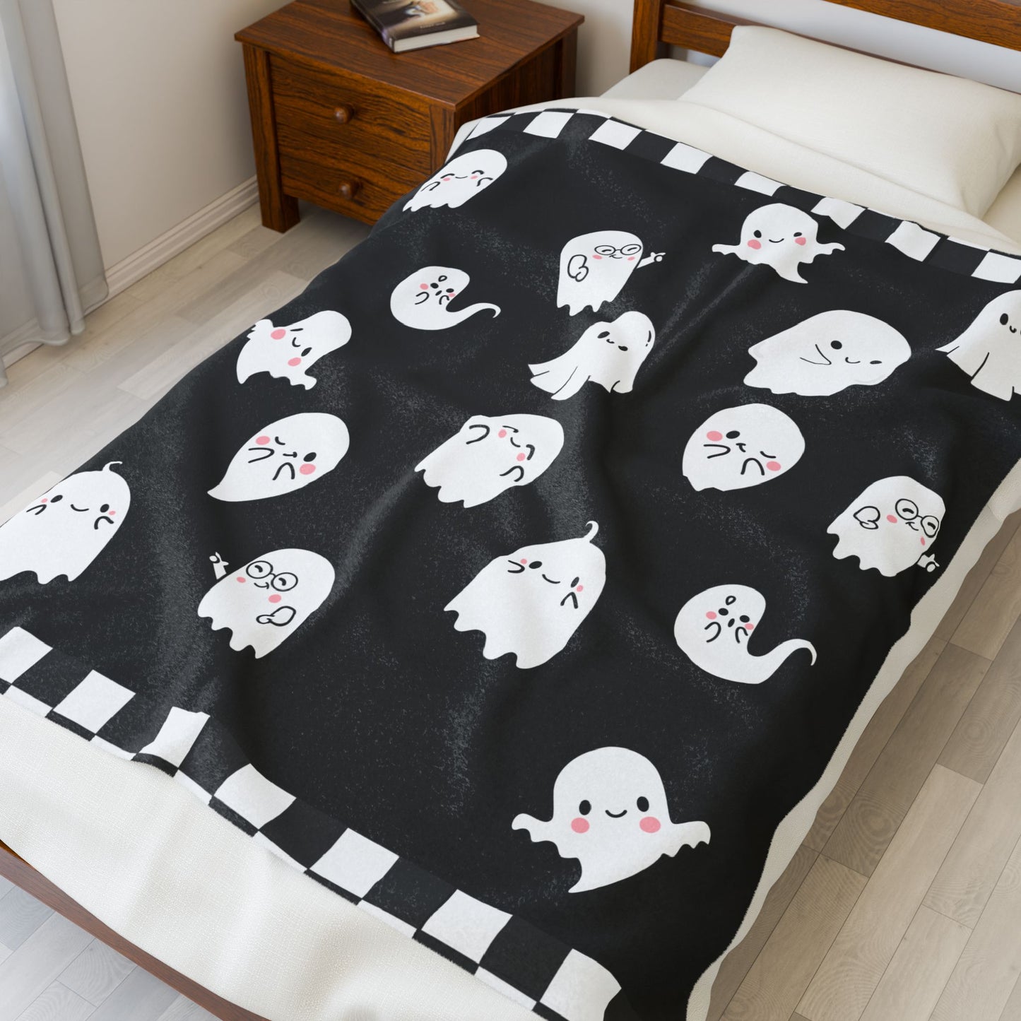 Cute Ghosts Velveteen Plush Blanket, Cozy Throw for Halloween, Soft Blanket for Kids, Spooky Home Decor, Fun Gift Idea