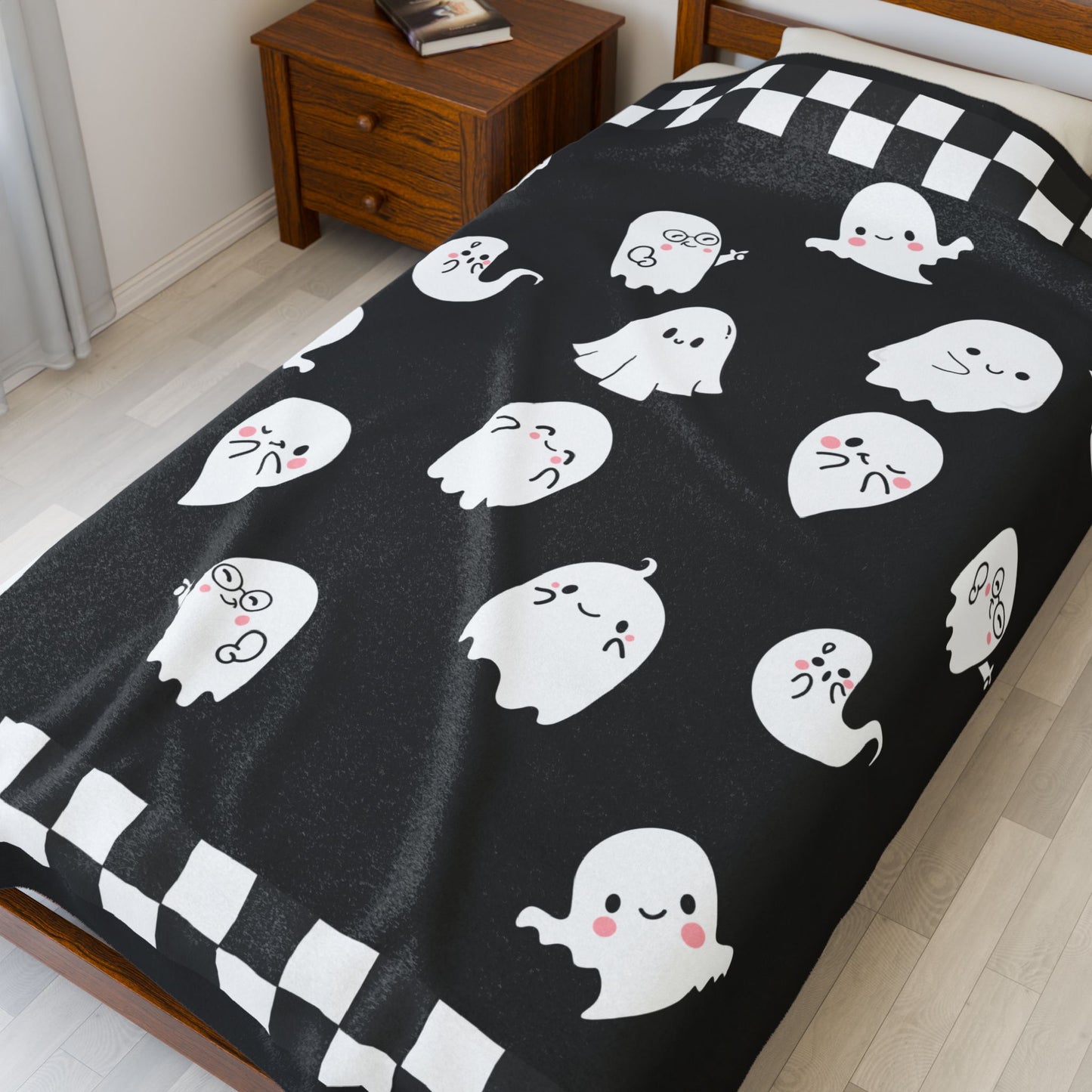 Cute Ghosts Velveteen Plush Blanket, Cozy Throw for Halloween, Soft Blanket for Kids, Spooky Home Decor, Fun Gift Idea