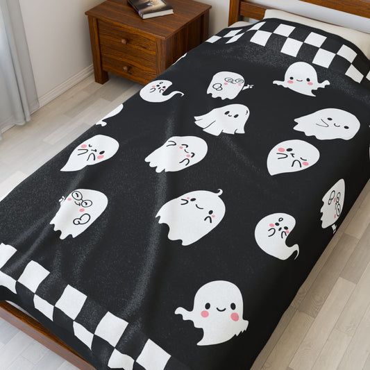 Cute Ghosts Velveteen Plush Blanket, Cozy Throw for Halloween, Soft Blanket for Kids, Spooky Home Decor, Fun Gift Idea